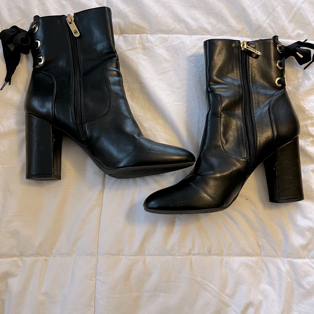 Tommy Hilfiger women’s size 9 black leather heel ankle boots with gold detail